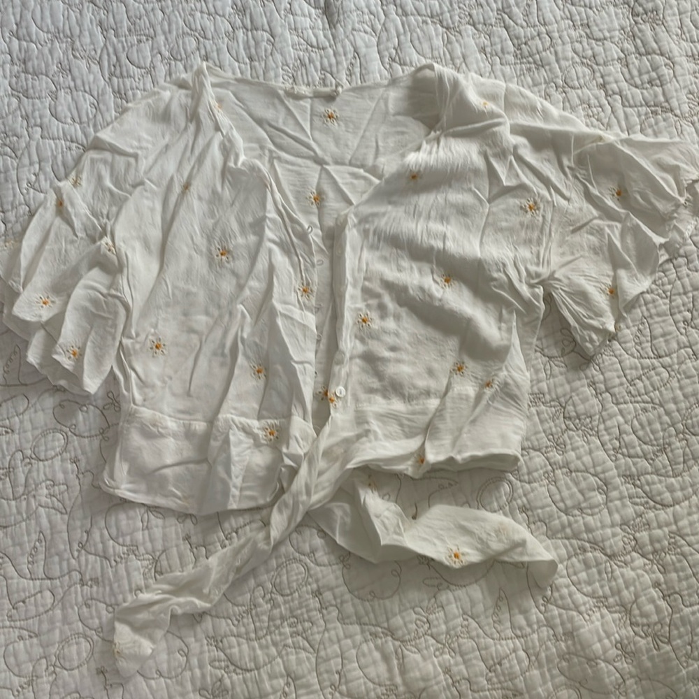 White daisy embroidered tie-front crop top